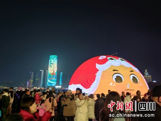 宜宾长江之珠,春节期间成为游客打卡地。 郭晓娟 摄 宜宾长江之珠,春节期间成为游客打卡地。 郭晓娟 摄