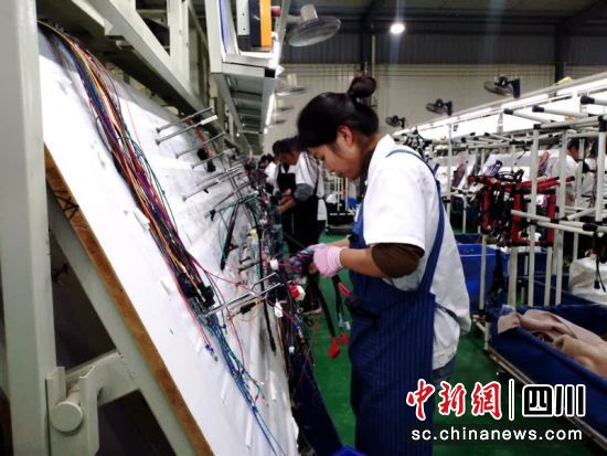 忙碌的工人。谢义 摄 忙碌的工人。谢义 摄