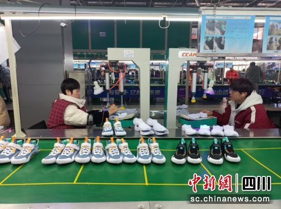鞋企工人忙碌作业。潘政吉 摄 鞋企工人忙碌作业。潘政吉 摄