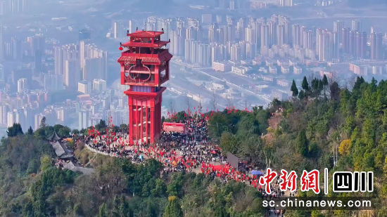 “元九”登高节活动现场。(吴代成 摄) “元九”登高节活动现场。(吴代成 摄)