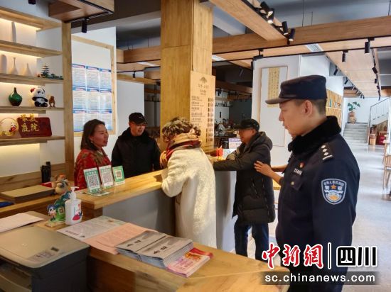 假日安全检查。汶川县委宣传部 供图 假日安全检查。汶川县委宣传部 供图
