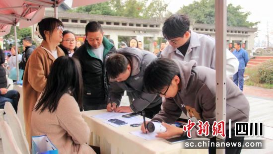求职者了解企业情况。 罗江区委宣传部供图 求职者了解企业情况。 罗江区委宣传部供图