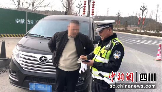 民警检查林某驾驶信息。 绵阳公安交警直属三大队供图 民警检查林某驾驶信息。 绵阳公安交警直属三大队供图