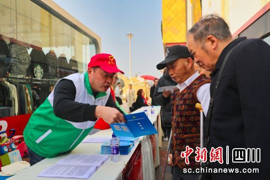 2024年“春风行动”大型现场招聘会现场。杨尚威 摄 2024年“春风行动”大型现场招聘会现场。杨尚威 摄