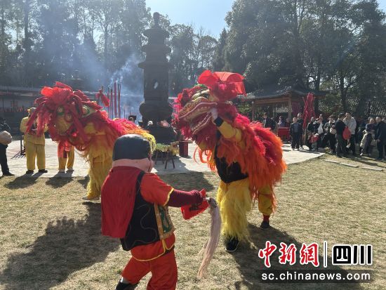 窦圌山舞狮表演。 江油市委宣传部供图 窦圌山舞狮表演。 江油市委宣传部供图