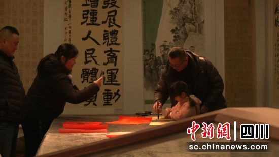 李白纪念馆“迎春送福”打卡活动。 江油市委宣传部供图 李白纪念馆“迎春送福”打卡活动。 江油市委宣传部供图