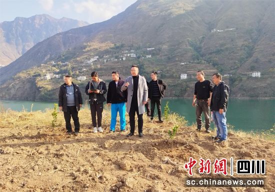 开展实地走访调研。 广汉市委宣传部供图 开展实地走访调研。 广汉市委宣传部供图