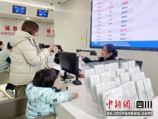 正在为市民服务。黄成薇 摄 正在为市民服务。黄成薇 摄