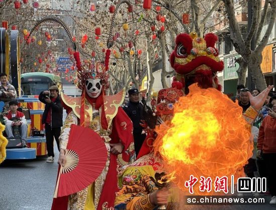 “玉林新春主题文化节”川剧变脸吐火表演。武侯区委宣传部供图 “玉林新春主题文化节”川剧变脸吐火表演。武侯区委宣传部供图