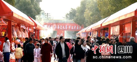 罗汉寺庙会人潮涌动。 什邡市委宣传部供图 罗汉寺庙会人潮涌动。 什邡市委宣传部供图