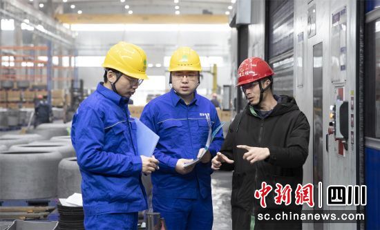 了解企业用电需求。 国网绵阳供电公司供图 了解企业用电需求。 国网绵阳供电公司供图