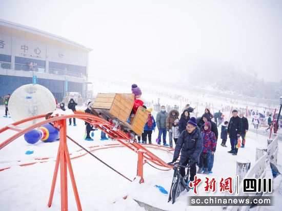 曾家山滑雪场游客众多。朝天区委宣传部 供 曾家山滑雪场游客众多。朝天区委宣传部 供