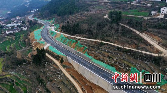 图为正在建设的省道410线。 刘旭 摄 图为正在建设的省道410线。 刘旭 摄