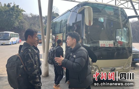 外出务工人员坐车返岗。富顺融媒 供图 外出务工人员坐车返岗。富顺融媒 供图