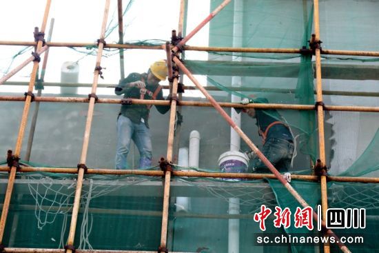 正在加紧施工。刘昌盛 摄 正在加紧施工。刘昌盛 摄