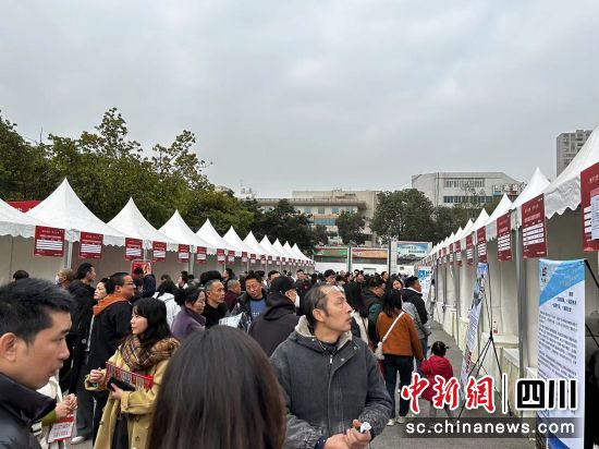 招聘会现场。 德阳市人社局供图 招聘会现场。 德阳市人社局供图