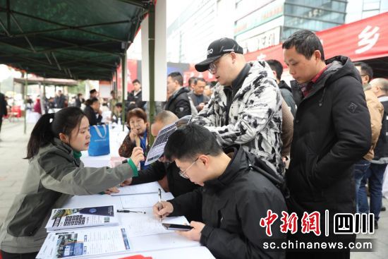 招聘会现场。张艾佳 摄 招聘会现场。张艾佳 摄