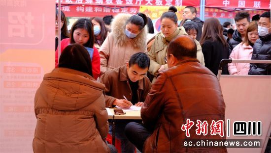 招聘活动现场。王治钦 摄 招聘活动现场。王治钦 摄