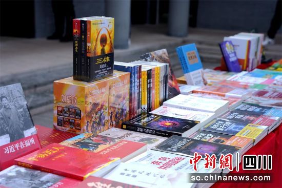 乡村振兴及传统文化书籍。宋昕 摄 乡村振兴及传统文化书籍。宋昕 摄
