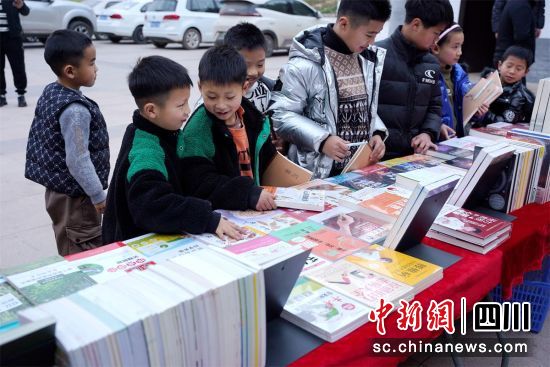 活动现场,孩子们抢先阅读新书。宋昕 摄 活动现场,孩子们抢先阅读新书。宋昕 摄