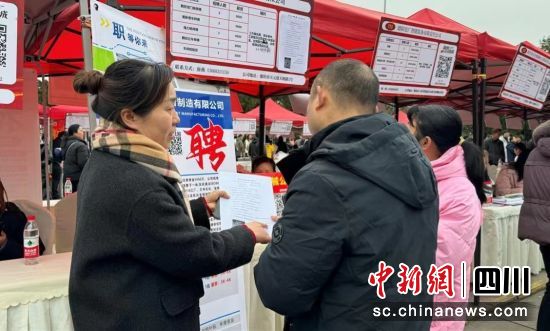 为求职者介绍岗位信息。 旌阳区融媒体中心供图 为求职者介绍岗位信息。 旌阳区融媒体中心供图