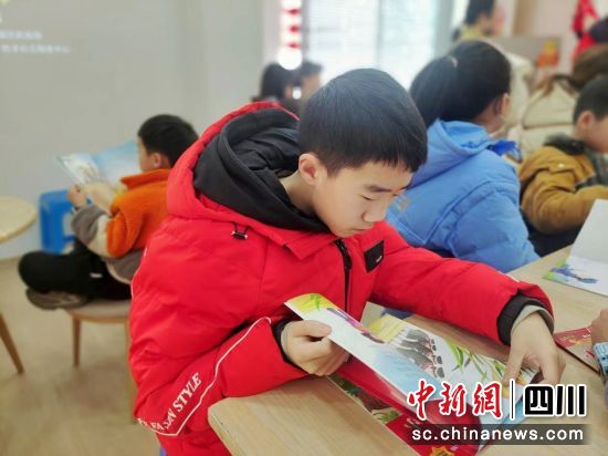 小朋友正在阅读。 文昌社区供图 小朋友正在阅读。 文昌社区供图