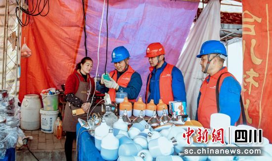 国网德阳供电公司工作人员检查摊位插线板。 国网德阳供电公司供图 国网德阳供电公司工作人员检查摊位插线板。 国网德阳供电公司供图