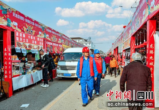 国网德阳供电公司工作人员在展销会现场巡视。 国网德阳供电公司供图 国网德阳供电公司工作人员在展销会现场巡视。 国网德阳供电公司供图