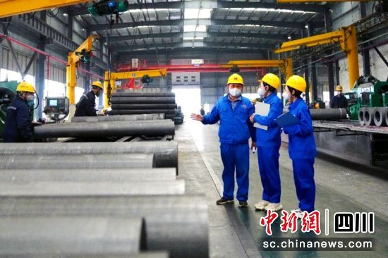 卢俊等人(右)深入企业实地了解复工复产实际用电负荷等情况。邓文瑜 摄 卢俊等人(右)深入企业实地了解复工复产实际用电负荷等情况。邓文瑜 摄