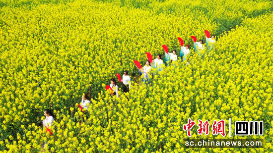 游客在油菜花丛中跳舞。江安县融媒体中心供图 游客在油菜花丛中跳舞。江安县融媒体中心供图