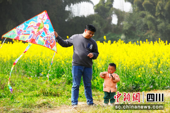 游客在油菜花附近放风筝。江安县融媒体中心供图 游客在油菜花附近放风筝。江安县融媒体中心供图