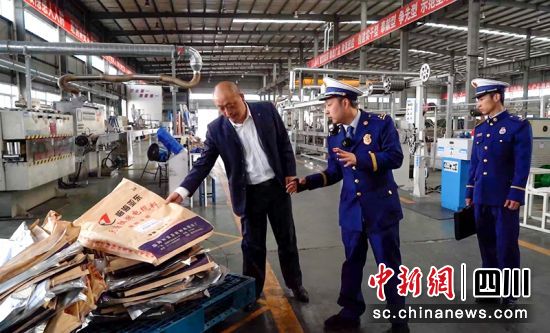乐山消防深入生产一线指导企业排查火灾隐患。四川消防供图 乐山消防深入生产一线指导企业排查火灾隐患。四川消防供图