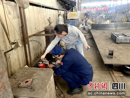 自贡消防深入生产车间现场检查灭火器材完好情况。四川消防供图 自贡消防深入生产车间现场检查灭火器材完好情况。四川消防供图