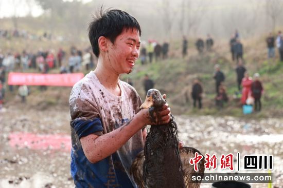 身上沾满泥巴也非常开心。李梅 摄 身上沾满泥巴也非常开心。李梅 摄
