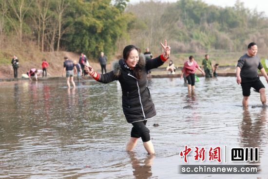 抓到鱼了真开心。李梅 摄 抓到鱼了真开心。李梅 摄