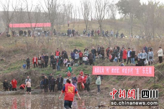 山坡上站满了观看的群众。李梅 摄 山坡上站满了观看的群众。李梅 摄