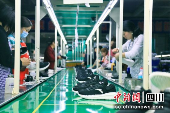 工人在制鞋流水线上作业。潘政吉 摄 工人在制鞋流水线上作业。潘政吉 摄