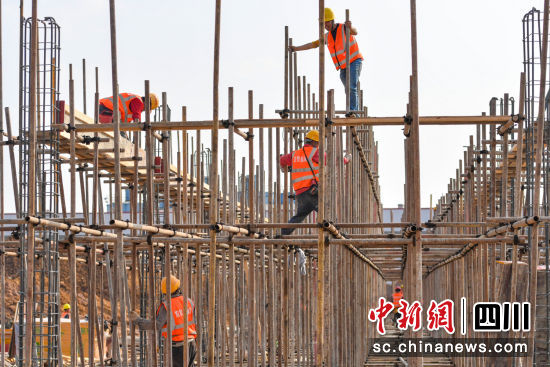 建设工人在汉巴南铁路蓬安西站建设项目上加紧施工。彭圣洲 摄 建设工人在汉巴南铁路蓬安西站建设项目上加紧施工。彭圣洲 摄