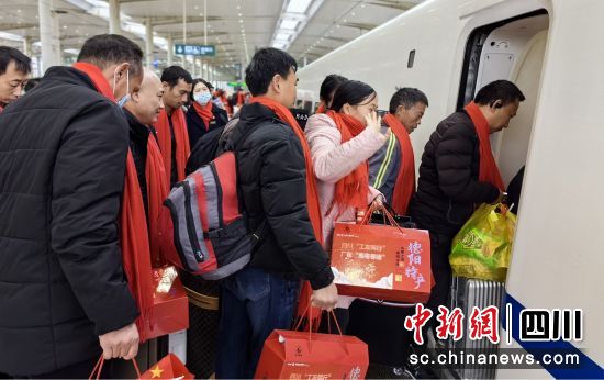 农民工带着“返岗大礼包”登上专列。 德阳市人社局供图 农民工带着“返岗大礼包”登上专列。 德阳市人社局供图