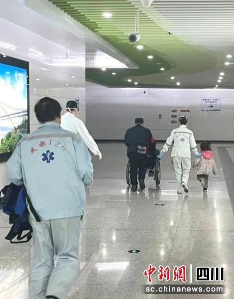 2月14日下午,医护人员送产妇去医院。成都市五医院供图 2月14日下午,医护人员送产妇去医院。成都市五医院供图