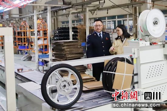 税务干部在企业一线走访调研生产经营情况。四川税务供图 税务干部在企业一线走访调研生产经营情况。四川税务供图