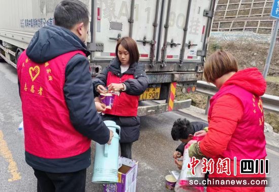 万源永宁镇志愿者为滞留车辆驾驶人员送去面包、泡面、开水等生活物资。万源市永宁镇供图 万源永宁镇志愿者为滞留车辆驾驶人员送去面包、泡面、开水等生活物资。万源市永宁镇供图