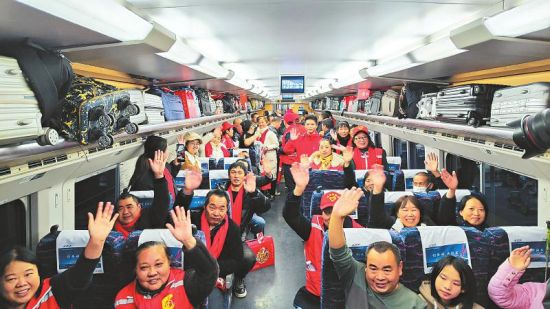 600余名川籍农民工乘坐返岗专列,开启新一年的打拼。 记者 刘珩 摄 600余名川籍农民工乘坐返岗专列,开启新一年的打拼。 记者 刘珩 摄