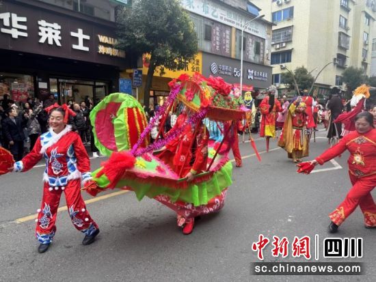 演出队伍正在街道上。 单华燕 摄 演出队伍正在街道上。 单华燕 摄