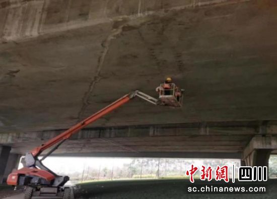 桥梁安全检查现场。成都城投数智集团 供图 桥梁安全检查现场。成都城投数智集团 供图