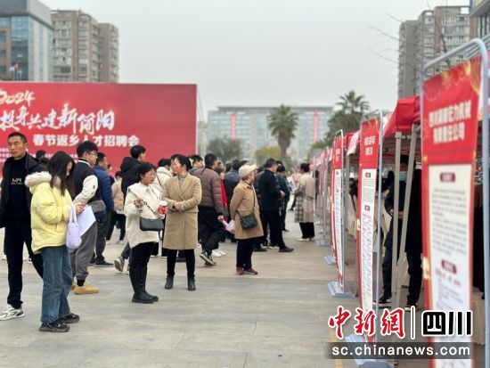 招聘会现场。吴润秋 摄 招聘会现场。吴润秋 摄