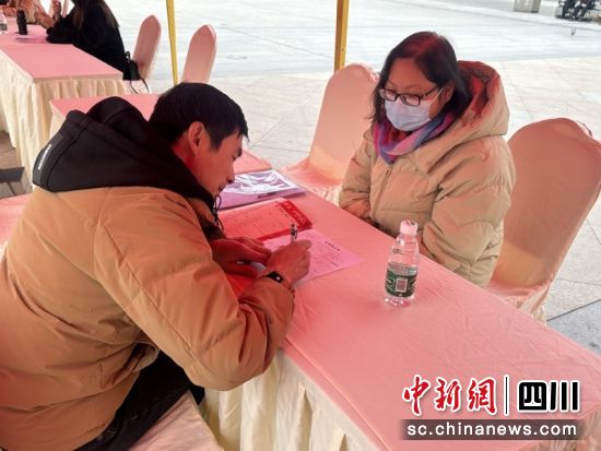应聘人员和企业交流就业意向。吴润秋 摄 应聘人员和企业交流就业意向。吴润秋 摄