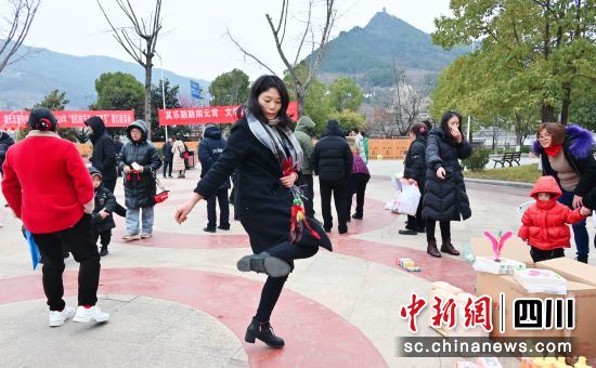 广元市朝天区群众“欢乐闹元宵”活动现场。张敏 摄 广元市朝天区群众“欢乐闹元宵”活动现场。张敏 摄