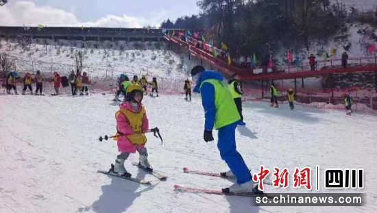 广元市青少年进行冰雪运动。广元市体育局供图 广元市青少年进行冰雪运动。广元市体育局供图