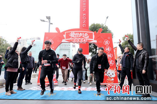 23日,垂直马拉松成都温江激情开赛。 赛事组委会供图 23日,垂直马拉松成都温江激情开赛。 赛事组委会供图